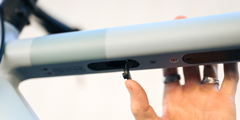 vanmoof s3 - the power button and the charging port are hidden in a small cutout...