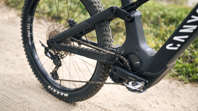 canyon spectral:on cf 8 - shimano&#039;s ep8 motor does the work on the spectral:on. it&#039;s angled...