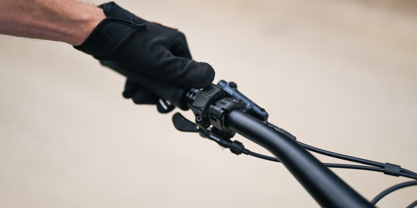 canyon spectral:on cf 8 - shimano&#039;s handlebar-mounted control unit is great. it&#039;s low-profile...