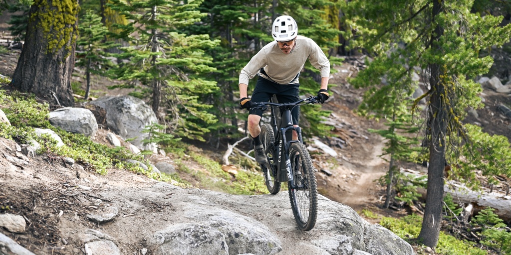 canyon spectral:on cf 8 - comfortable trail riding geometry and loads of power make the...