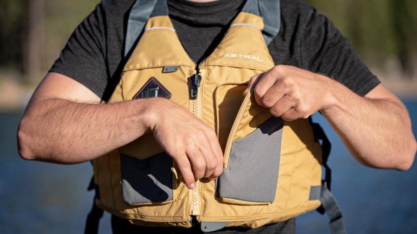 アストラル astral e ronny イーロニー　PFD ライフジャケット Astral E-Ronny Review | Tested & Rated