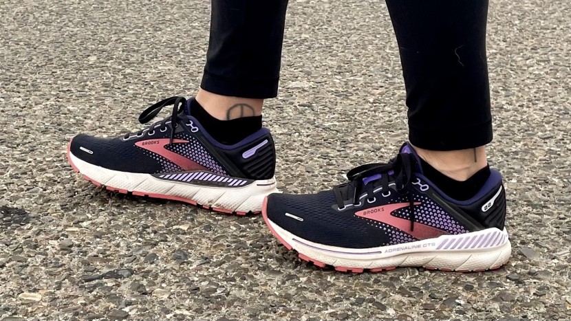 brooks adrenaline gts 22- women&#039;s - the balance between a traditional running shoe shape and advanced...