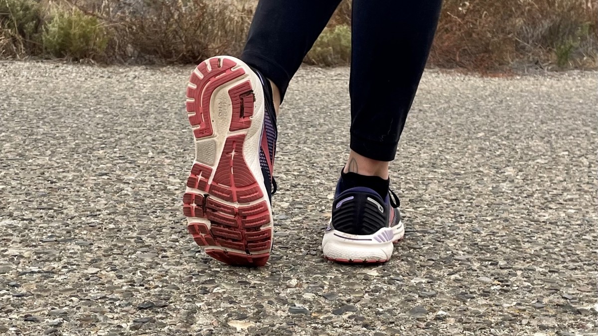 Brooks Adrenaline GTS 22- Women's Review (With such strong support and great traction, we think the weight of the Adrenaline is totally on point.)
