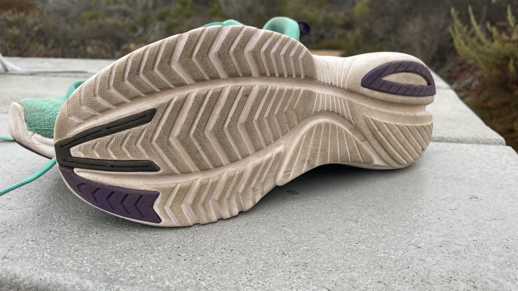 running shoes womens - this is an example of a shoe that likely won't perform well on...