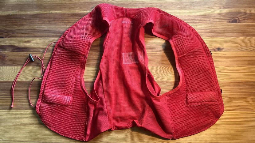 salomon sense pro 5 - while a finer mesh is used along the back panel and stretchier mesh...