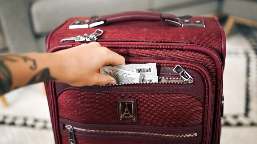 travelpro platinum elite 21&quot; expandable spinner - this small frontside pocket is perfect for travel documents...