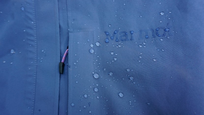 marmot minimalist for women - the marmot minimalist offers excellent water resistance.