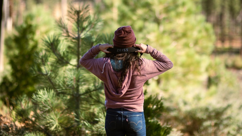 zeiss victory sf 10x42 - the zeiss victory sf comes with a thick strap and comfortable eye...