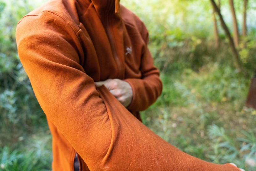 arc'teryx kyanite ar hoody - the stretchiness and the close fit make this fleece a good choice...