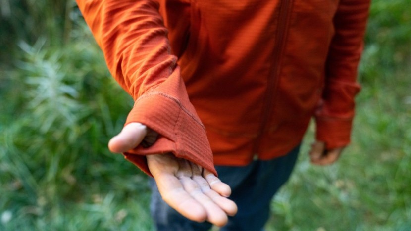 fleece jacket men - the close hood and the thumbholes on the vigor help with the layering.