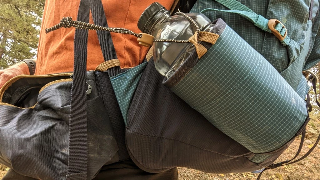decathlon forclaz mt500 air 50+10 budget backpacking pack review - we loved this side water bottle pocked and wished there was another...