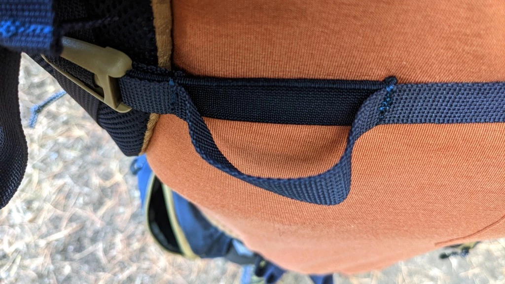 decathlon forclaz mt500 air 50+10 budget backpacking pack review - this small piece of elastic on the sternum strap makes it much more...