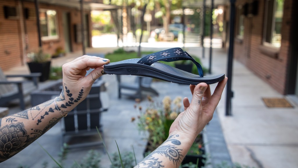 flip flops womens - with a medium arch support, the curvy footbed of the chaco flip is...