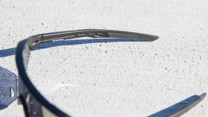 100% s2 - rubber grips at the arm tips and nose contribute to the comfortable...