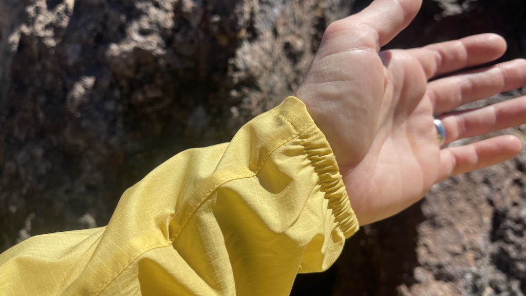 arc'teryx squamish hoody for women - though they're "crinkle cuffs" on the bottom, these half-elastic...