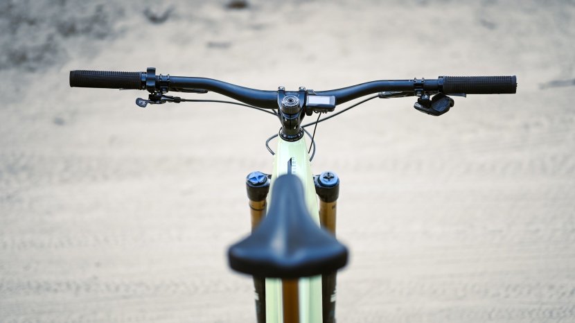 santa cruz heckler mx xo1 axs rsv - the cockpit setup is absolutely dialed. the beefy stem and wide bars...