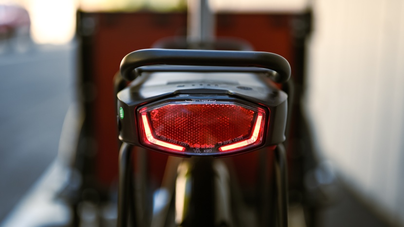 the rear light also functions as a brake light.