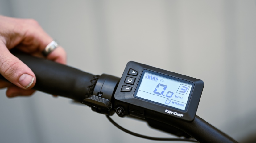 ride1up cafe cruiser - the cafe cruiser has a relatively simple but effective user...