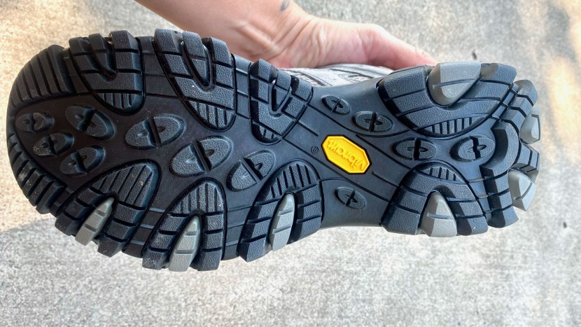deep lugs in an unusual pattern - circles, swooshes, and hatched...