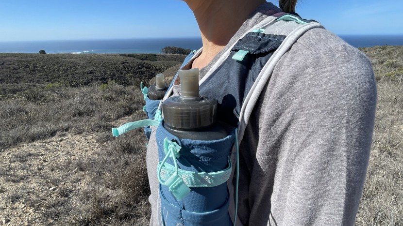 ultimate direction mountain vesta 5.0 for women - the strong and secure bungees help keep the mouthpieces right where...