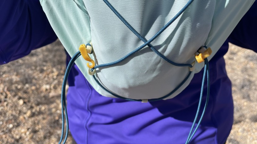 ultimate direction ultra vesta 6.0 for women - some of the bungees and hooks are removable, which adds an extra...