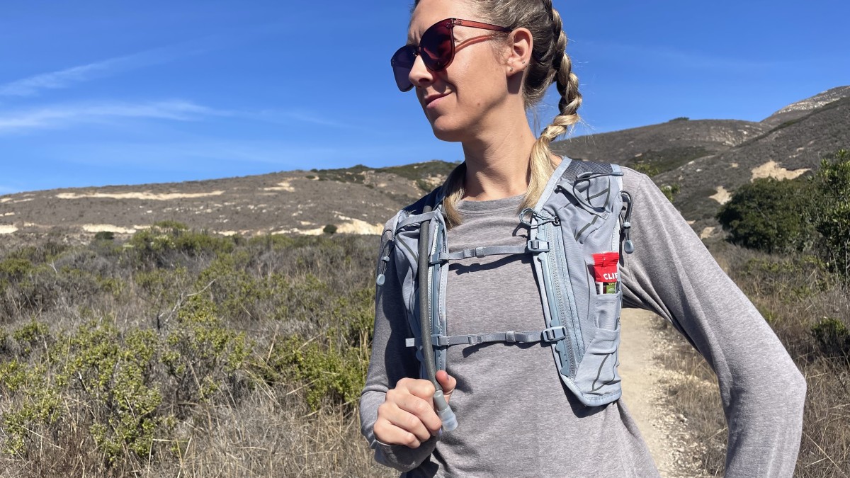 Osprey Dyna 6 - Women's Review (The snug fit and rugged exterior of the Dyna 6 make it a great vest for short-ish trail runs.)