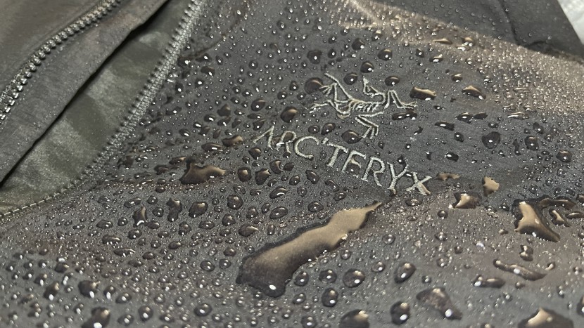 arc&#039;teryx atom hoody for women - the atom hoody has no baffles to act as weak points for water to...