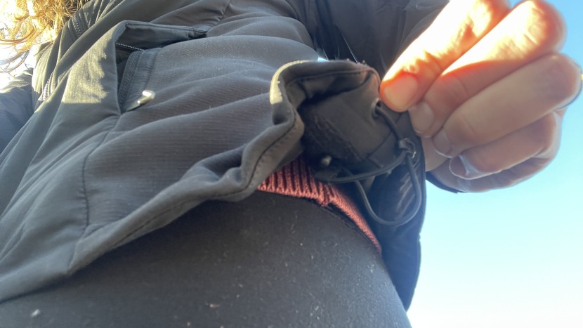 arc&#039;teryx atom hoody for women - the atom cuts weight by simplifying its two hem adjustment points.