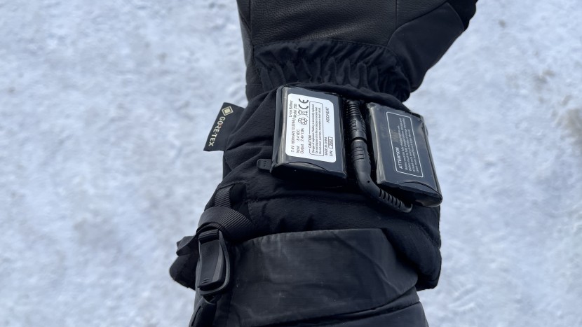 a dual-cell lithium battery provides artificial heat.