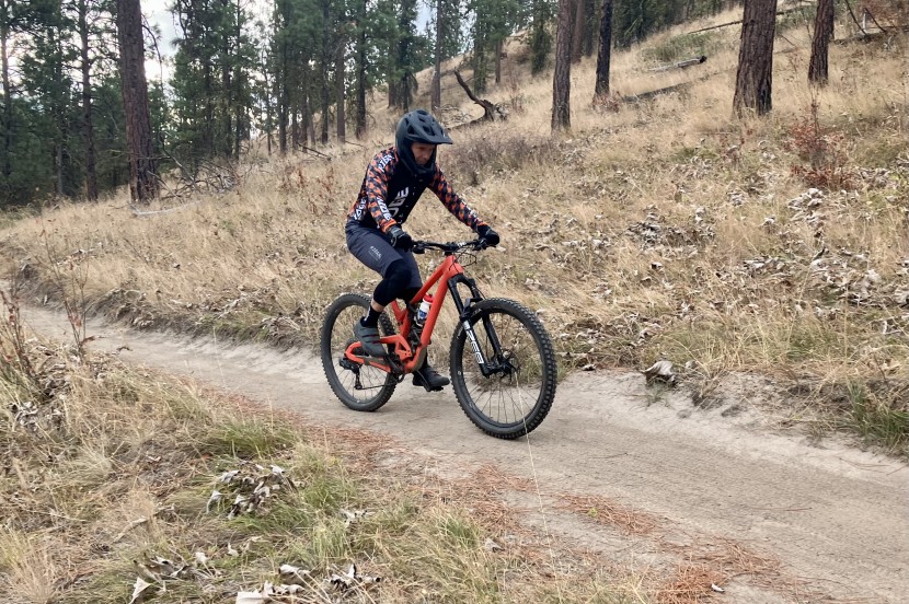 rapha trail knee pads - these pads are exceptionally comfortable whether you are pedaling or...