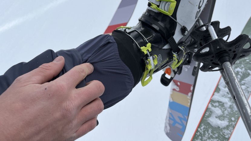 an elastic boot gaiter keeps powder out.