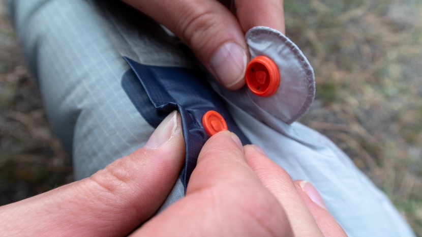 big agnes fussell ul quilt - the fussell attaches to your sleeping bad using a series of snaps...