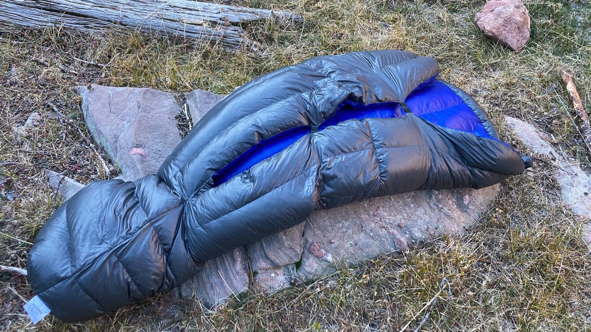 Outdoor Vitals StormLoft Down TopQuilt Review (Pad strap points can be attached to themselves to convert the quilt into sleeping bag mode.)