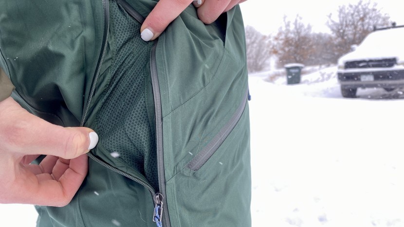 patagonia insulated powder town pants for women - mesh lined vents on the outer thigh are effective, but could be more...