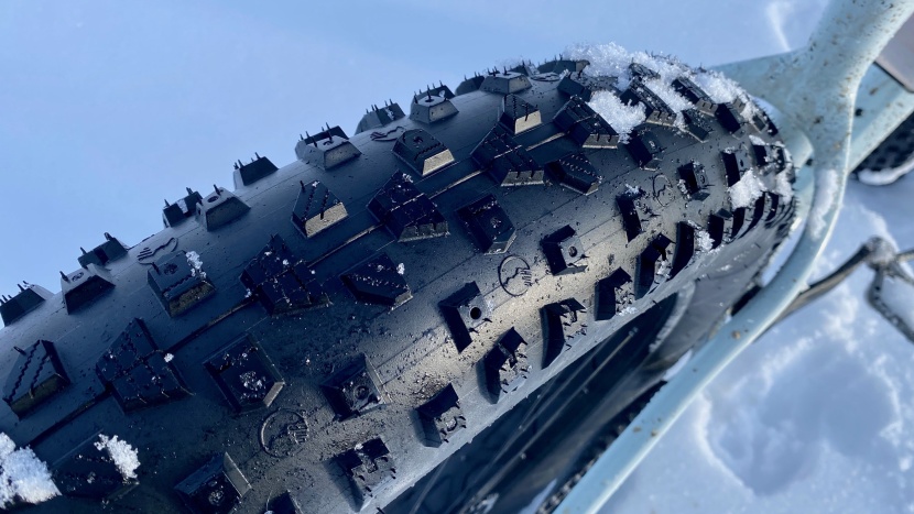 fezzari kings peak comp - the massive, stud-able 4.5-inch wide terrene cake eater tires...