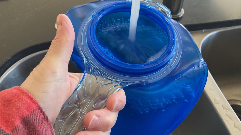 camelbak classic light 70 - the ergonomic handle makes filling easy.