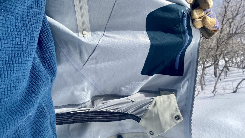 arc&#039;teryx sentinel for women - the mesh attachment on the powder skirt provides extra ventilation.