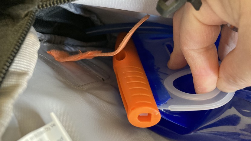 deuter compact exp 14 - the velcro strap holds the bladder in place by threading it through...