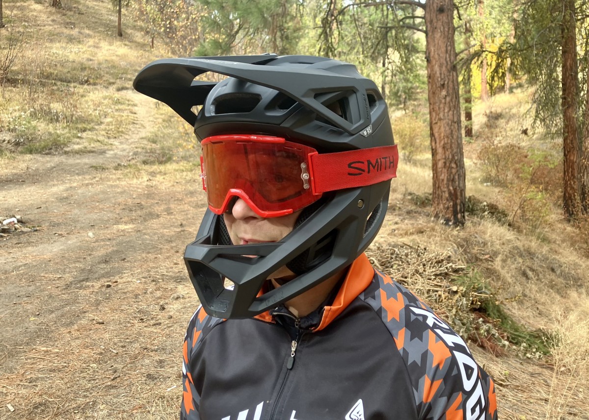 Fox Racing Proframe RS Review (This helmet has a comfortable and consistent fit. We would have no problem wearing it on a full-day enduro.)