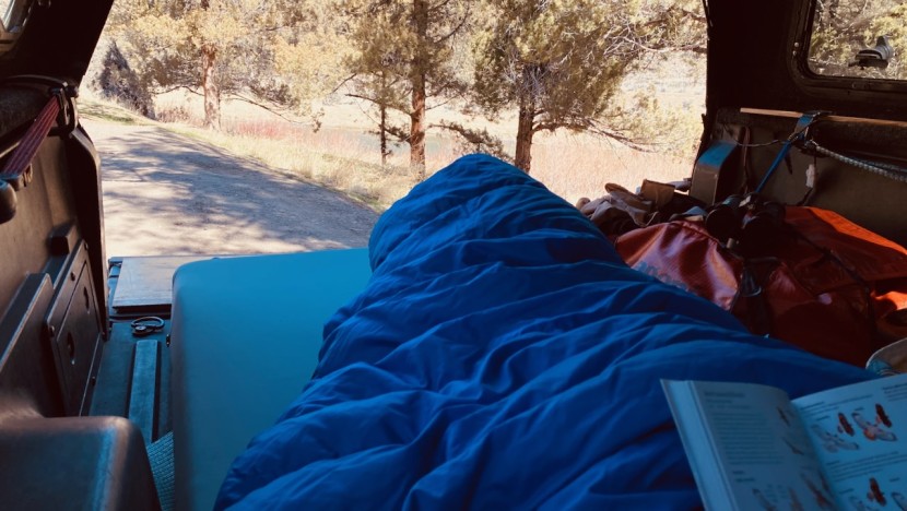 the hest foamy features very fast set-up and deluxe memory foam...