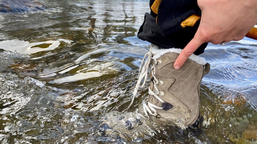 oboz bridger 9&#039;&#039; insulated waterproof for women - water entered the boot right below the finger point line, which sits...