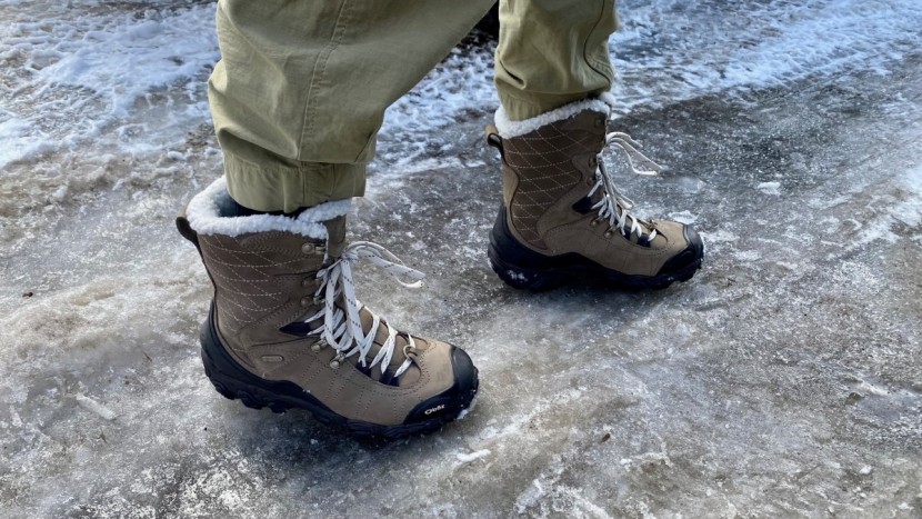 oboz bridger 9&#039;&#039; insulated waterproof for women - we walked, ran, and slid along long ice strips to test the traction...