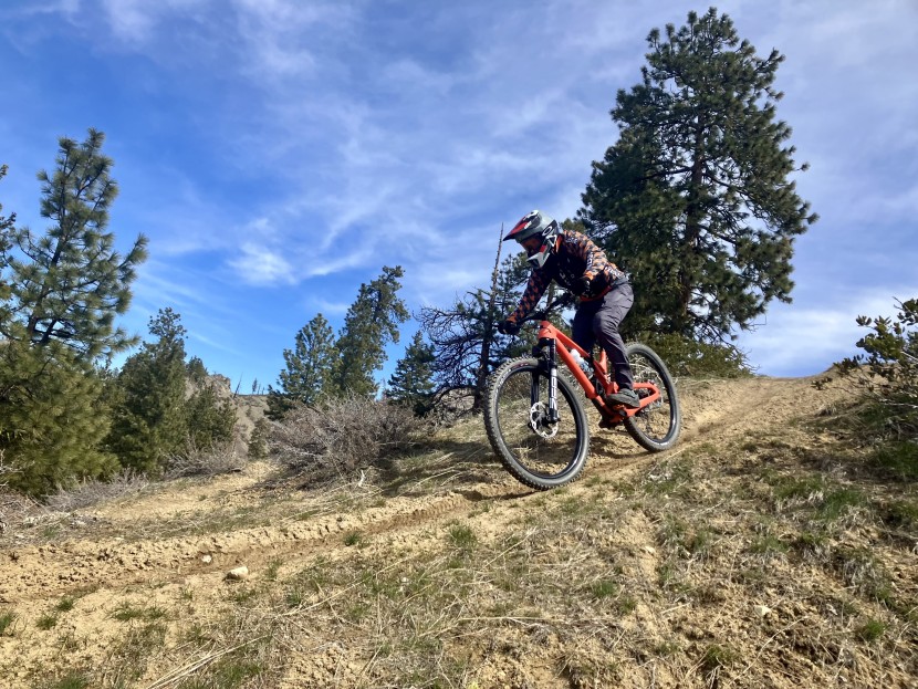 leatt gravity 2.0 - it might not be a downhill race helmet, but this lid offers plenty...