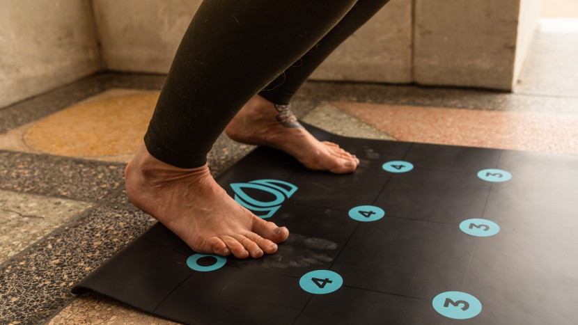 gurugrid eco-friendly premium - a mat that lies flat helps moving through your practice easy.