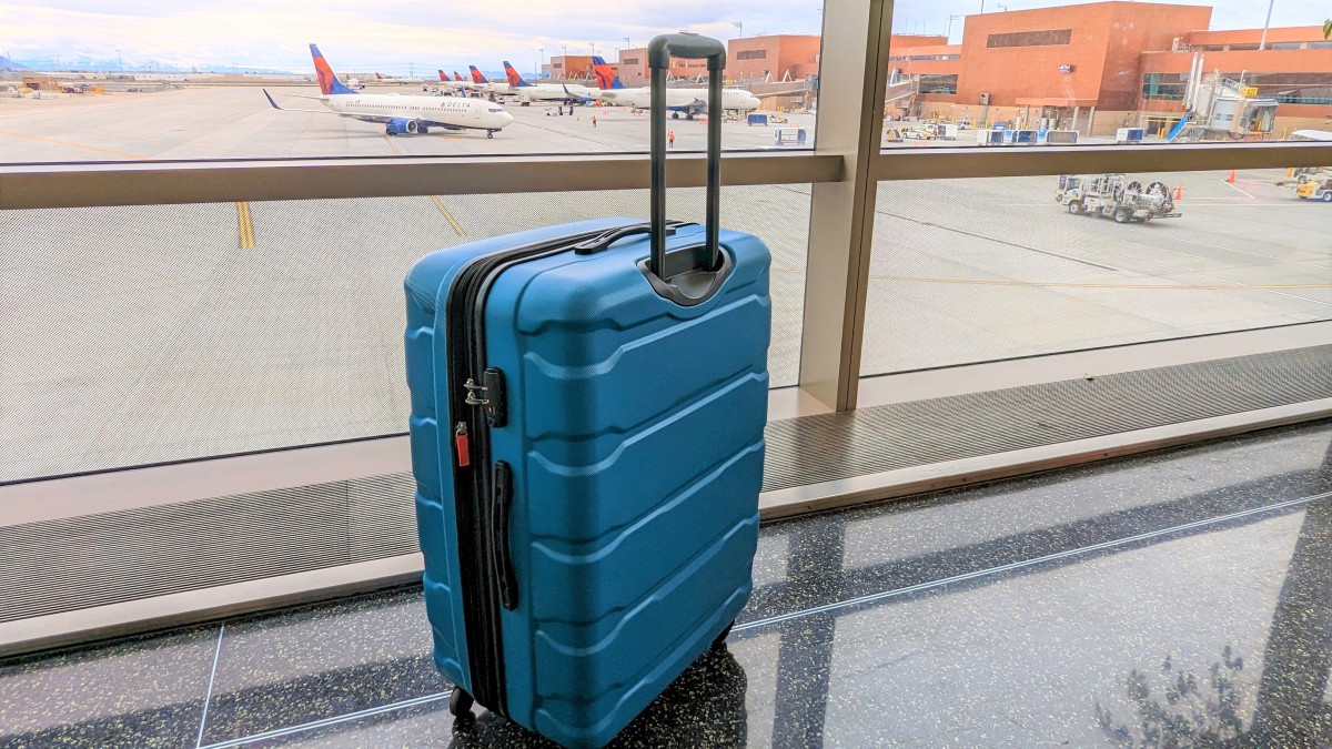 Samsonite Omni PC Hardside Expandable 28" Review (The Samsonite Omni PC is a big bag with a telescoping handle featuring two arm length choices.)
