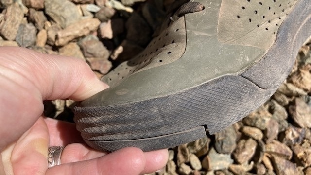 mountain biking shoes flats