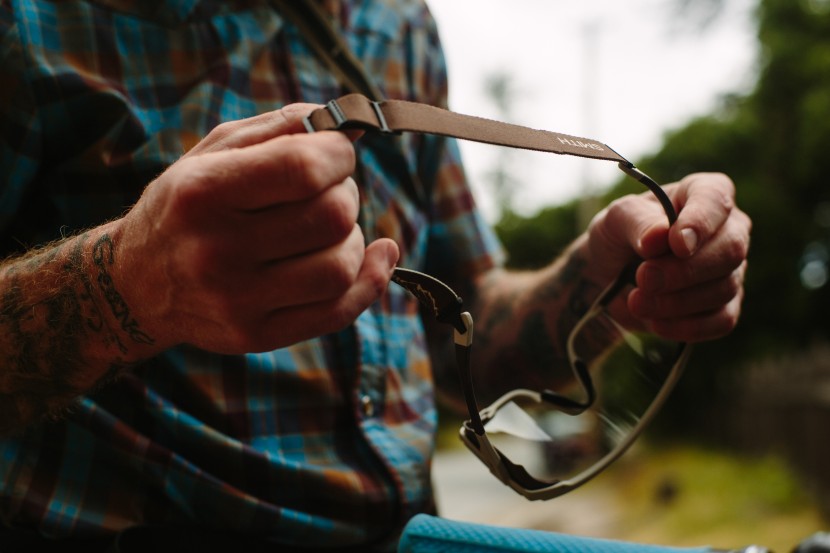 smith pursuit - the snow-inspired retainer strap clips into the arms easily. this...