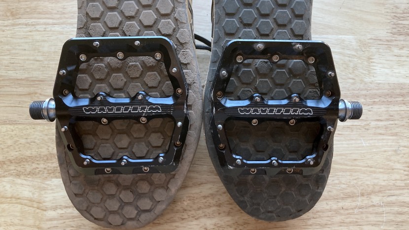 mountain bike flat pedals - a comparison of how much of the sole is supported by a size small...