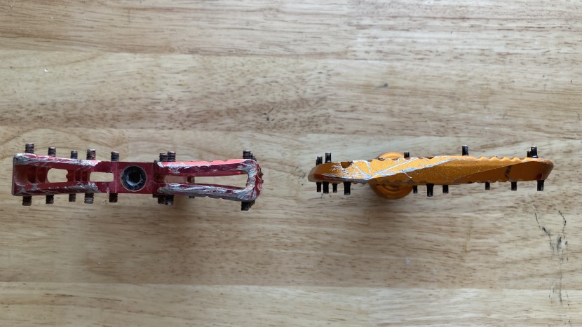 mountain bike flat pedals - on the left is a concave pedal, and on the right is a convex pedal.
