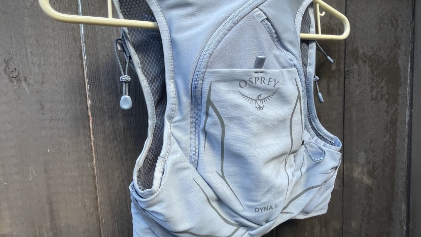 osprey dyna 6 for women - a look at the underarm storage space on the dyna 6.